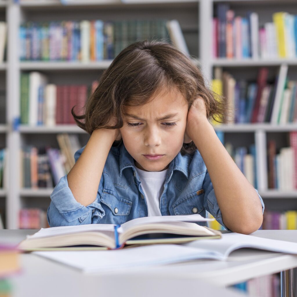 Nen amb dificultats de lectura, símbol de dislèxia en nens